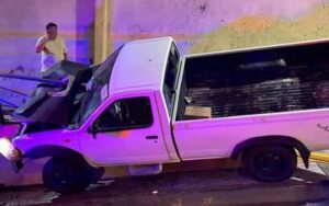 Conductor de camioneta choca contra barandal de banqueta en colonia Escandón de Orizaba