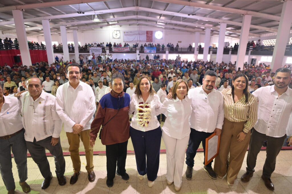 Rocío Nahle entrega permisos de pesca en la Laguna de Tamiahua