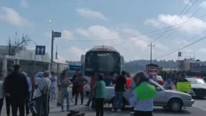 Reportan bloqueo de habitantes en carretera de Veracruz