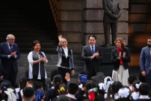 Entregan mil 470 tarjetas de la beca Rita Cetina en Xalapa