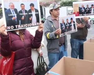 crop-w733-h552-morenistas-se-manifiestan-en-xalapa-en-contra-de-la-inclusion-de-yunes-marquez-al-partido-focus-0-0-300-240