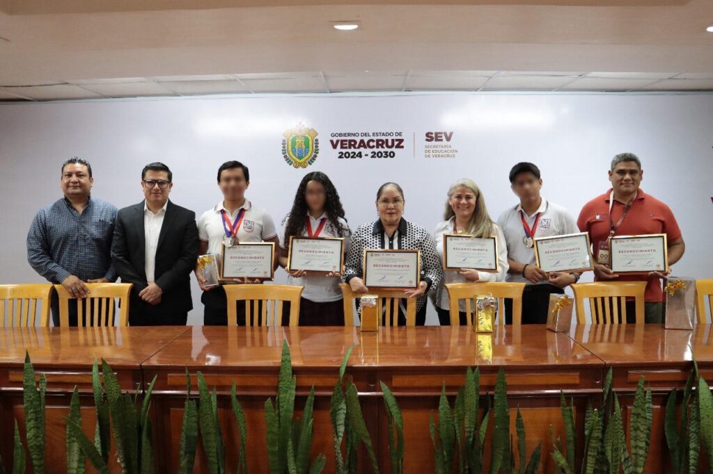 Medalla de bronce para estudiantes veracruzanos en Torneo Internacional Infomatrix Sudamérica 2025