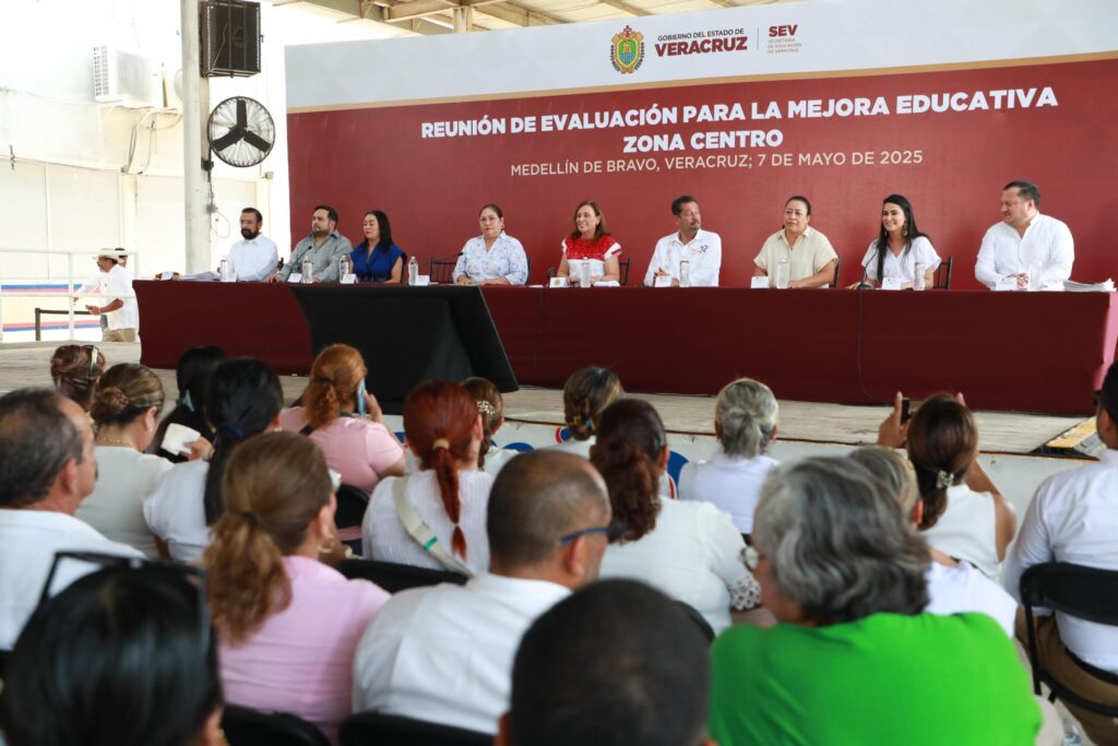 Diálogo educativo reúne a comunidad escolar y autoridades en Medellín