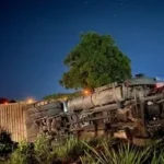 Vuelca jaula ganadera en la entrada a Acayucan; chofer resulta ileso